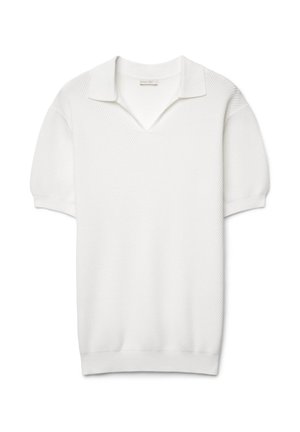 Weißes kurzärmeliges Strick-Poloshirt mit strukturiertem Muster, offenem Kragen sowie gerippten Bündchen und Saum, dargestellt auf weißem Hintergrund.