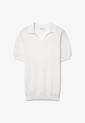 Weißes kurzärmeliges Strick-Poloshirt mit strukturiertem Muster, offenem Kragen sowie gerippten Bündchen und Saum, dargestellt auf weißem Hintergrund.