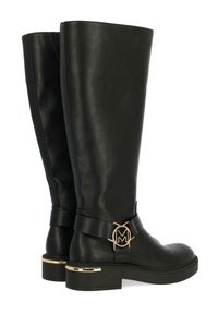 Botas negras de cuero hasta la rodilla con un brillante acento dorado, una correa con un logo circular y un tacón cuadrado. Textura suave, diseño clásico.