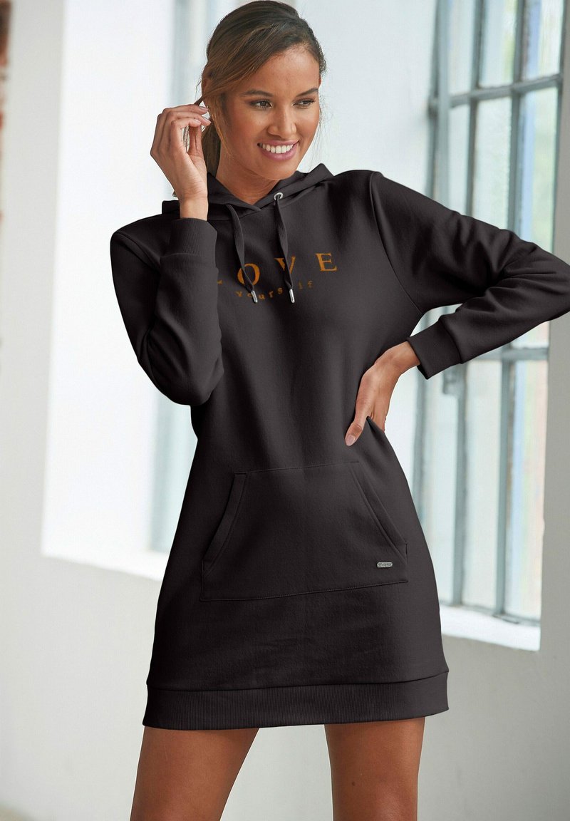 Schwarzes Hoodie-Kleid aus weichem Material mit einer Vordertasche, Kapuze mit Kordelzug und goldener Aufschrift "LOVE Yourself." Mit einem gerippten Saum.
