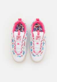 Baskets blanches avec des accents roses, motif floral en bleu et rouge, semelle en caoutchouc texturée et lacets blancs. Logo sur la languette et dans la semelle intérieure.