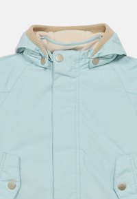 Γαλάζιο μονωμένο μπουφάν με κουκούλα, με μπεζ ριμπ γιακά και ασημένια κουμπιά τύπου snap, καθώς και διαγώνιε ς λεπτομέρειες ραφής.