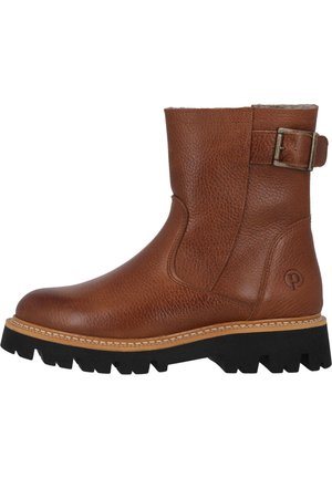 Botte de cheville en cuir marron avec une finition texturée, détail de sangle, semelle en caoutchouc contrastante et coutures visibles. Présente un logo sur le côté.