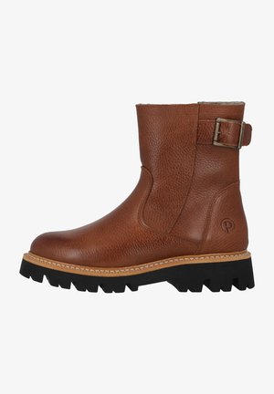 Braune Lederknöchelboots mit strukturierter Oberfläche, Riemenakzenten, kontrastierender Gummisohle und sichtbaren Nähten. Mit einem Logo an der Seite.
