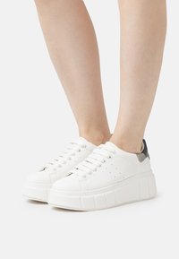 Tamaris Trainers - white