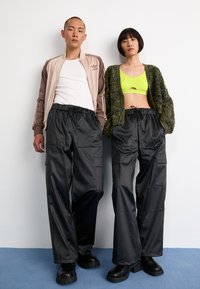 Rains RAIN PANTS WIDE UNISEX - Kareiviško stiliaus kelnės - black grain