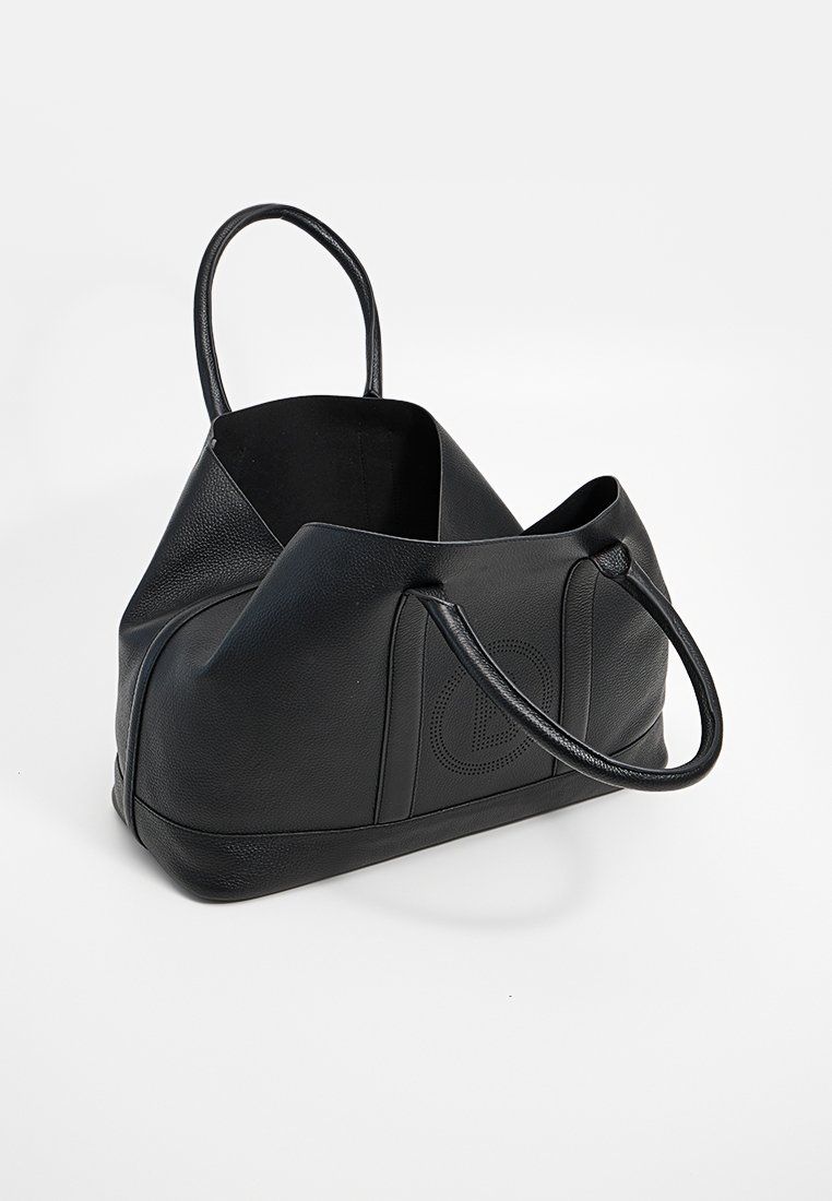 Schwarze Ledertragetasche mit zwei langen Griffen, geräumigem Innenraum, charakteristischem durchbrochenem Logo-Detail und einer strukturierten dreieckigen Form.