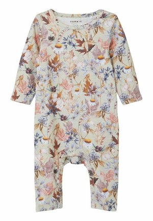 Jumpsuit mit floralem Muster, langärmlig, auf hellem grünen Hintergrund. Zeigt verschiedene Blätter und Blumen in Rosa-, Blau- und Brauntönen.