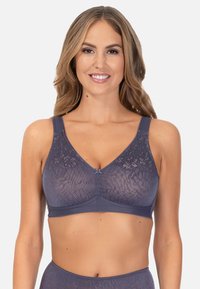 Ciemnoszary biustonosz wykonany z gładkiej tkaniny, z ozdobą z kwiatowej koronki na miseczkach oraz dekoracyjną kokardką na środku. Regulowane ramiączka.