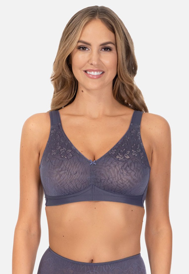 Ciemnoszary biustonosz wykonany z gładkiej tkaniny, z ozdobą z kwiatowej koronki na miseczkach oraz dekoracyjną kokardką na środku. Regulowane ramiączka.