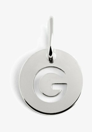 Sølvmetalvedhæng med et udskåret bogstav "G" centreret i en cirkulær skive, fastgjort til en løkke til hængning eller fastgørelse.