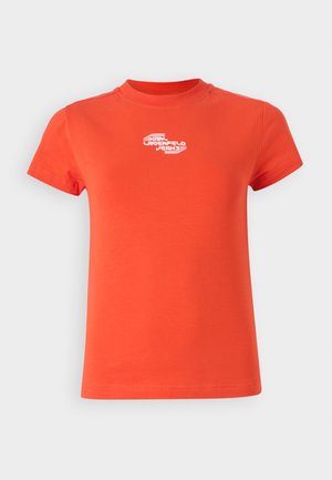 Rotes Baumwoll-T-Shirt mit Rundhalsausschnitt und kurzen Ärmeln. Mit weißem Textdesign auf der Vorderseite. Weiche Textur, lässige Passform.