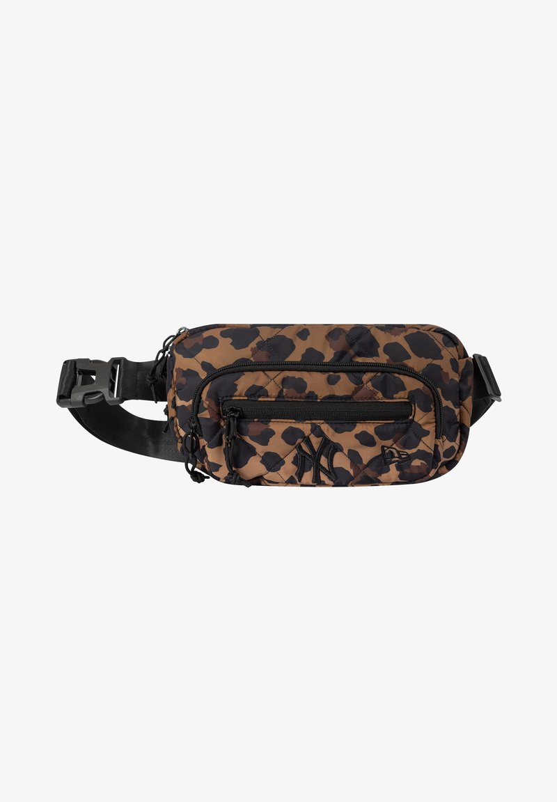 Riñonera con estampado de leopardo marrón y negro, con textura acolchada, bolsillo frontal con cremallera, correa ajustable y detalle destacado del logo.