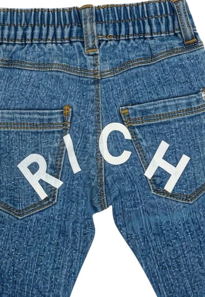 Jeans denim z elastycznym paskiem w talii, z wytłoczonym wzorem, dwoma tylnymi kieszeniami oraz dużymi białymi literami "RICH" na plecach.