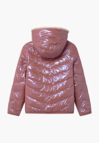 Gewatteerd, glanzend roze jack met capuchon, met chevron-gequilte patronen en een rand van nepbont rond de halslijn.