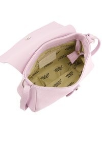 Lyserød lædertaske med tekstureret overflade, magnetlukning og en beige indvendig del med et gentagende logomønster. Kompakt og funktionelt design.