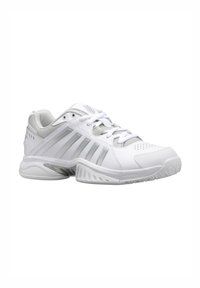 Scarpe da ginnastica bianche con strisce argentate, dettagli in rete e suola texturizzata, progettate per sport e abbigliamento casual.