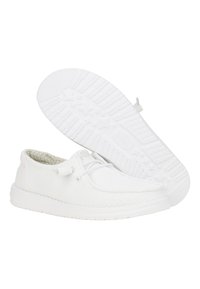Sneaker bianchi in rete con finitura testurizzata, punta arrotondata e suola in gomma flessibile caratterizzata da un battistrada a motivo stellato e dettagli di allacciatura ridotti.