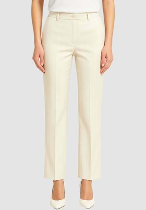 Pantaloni su misura color crema con righe verticali, chiusura con bottone e taglio dritto. Tessuto liscio e vita aderente.