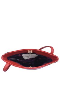 Rode leren handtas met een bloemenpatroon aan de buitenkant. Het interieur heeft een donkerpaarse voering met kleine bloemenmotieven en een magnetische drukknoopsluiting.