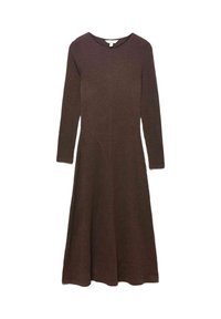 Brun langærmet strikket kjole med rund hals, tætsiddende liv og udskærmet skørt. Glat tekstur og ensfarvet, ingen synlige mønstre eller accenter.
