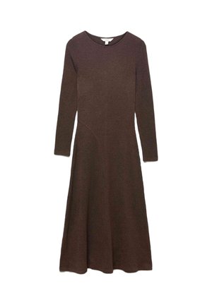 Vestido de punto marrón de manga larga, con cuello redondo, cuerpo ajustado y falda acampanada. Textura suave y color sólido, sin patrones ni acentos visibles.