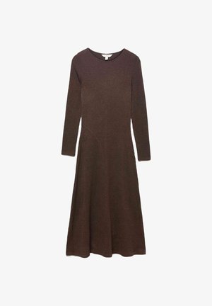 Bruine langemouwengebreide jurk met een ronde hals, aansluitend lijfje en klokkende rok. Gladde textuur en effen kleur, geen zichtbare patronen of accenten.