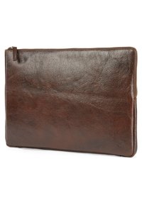 Brun läder laptopfodral med en slät textur och minimalistisk design, med dragkedjestängning och präglad logodetalj.