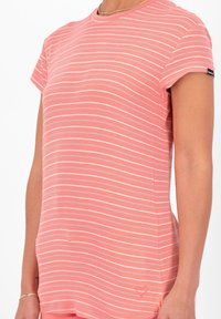 Gestreepte korte mouwen t-shirt in licht koraal en wit, gemaakt van zachte stof met een ronde halslijn en een klein hartlogo op de linksonder.