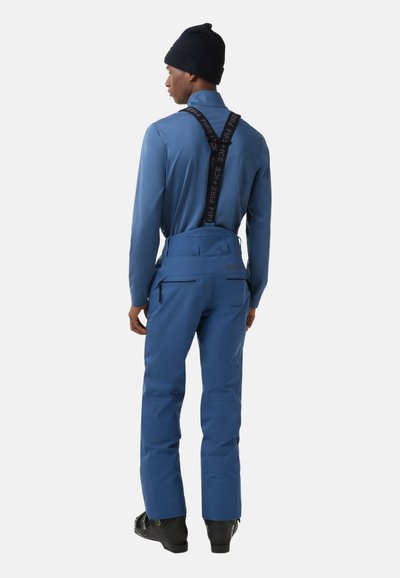 Niebieskie spodnie narciarskie z regulowanym, czarnym paskiem z logo „FIRE+ICE”. Zawierają dwie boczne kieszenie i mają dopasowany fason.