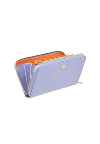 Lila Geldbörse mit strukturiertem Oberflächen und goldenem Reißverschluss. Innenfächer in Orange zur Organisation und ein Logo-Akzent.