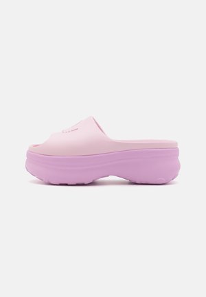 Slip-on sandaal met dikke plateauzool in lichtroze met verhoogde, gestructureerde zool en gesloten teenopening.