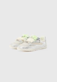 Αθλητικά παπούτσια με ασημί μεταλλική επάνω επιφάνεια, λεπτομέρειες από δίχτυ και κορδόνια σε νέον πράσινο. Διαθέτουν στρογγυλεμένη μύτη και υφή στη λαστιχένια σόλα.