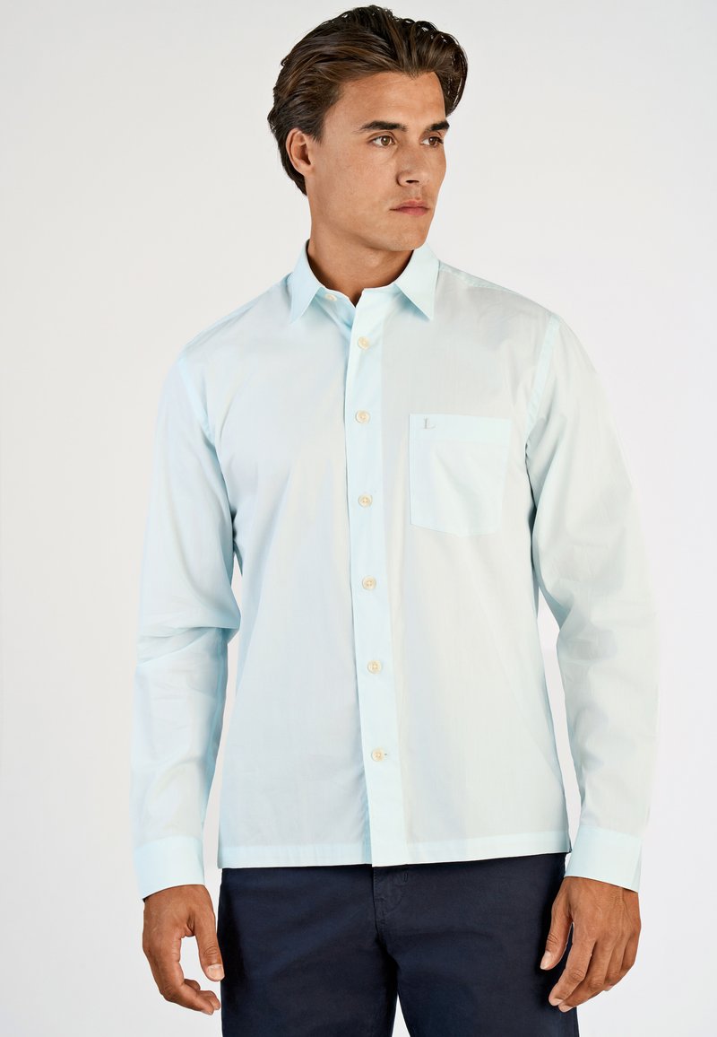 Lichtblauwe overhemd met lange mouwen, button-down kraag, borstzak, witte knopen en een rechte onderrand. Lichtgewicht stof en een gladde textuur.