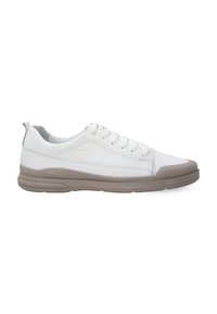 Hvide lædersneakers med grå accenter, rund tå, mønstret gummisål og snørebånd. Har en glat tekstur med kontrasterende materialer.