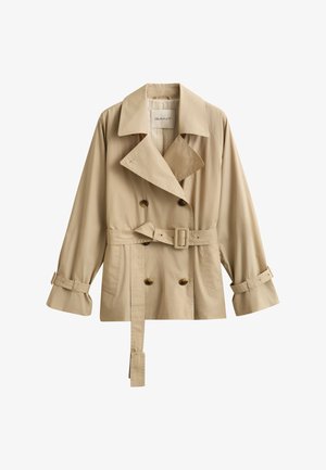 Trench-coat beige croisé avec larges revers, ceinture assortie avec boucle, poignets boutonnés et poches latérales, présenté sur fond blanc.