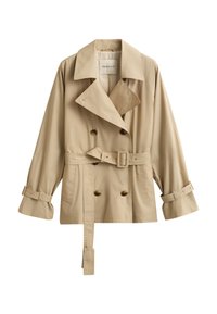 Μπεζ διπλοσέλιδο παλτό βροχής με φαρδιές πέτσετες, ζώνη με αγκράφα στο ίδιο χρώμα, μανσέτες με κουμπιά και πλαϊνές τσέπες, εμφανιζόμενο σε λευκό φόντο.