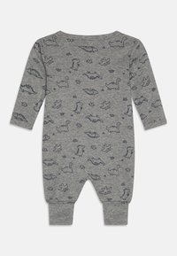 Grå langermet jumpsuit med dinosaurmønster i mørk blå, med rund hals og mansjetter på ermer og ankler. Myk bomullsmateriale.