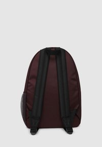 Bordowy plecak z czarnymi, wyściełanymi paskami, wykonany z teksturowanej tkaniny, z siateczkowymi bocznymi kieszeniami i zaokrąglonym kształtem. W zestawie regulowane paski.