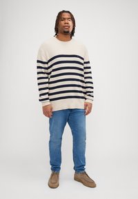 Tommy Hilfiger STRUCTURE CREW - Džemperis - oatmilk heather/desert sky
