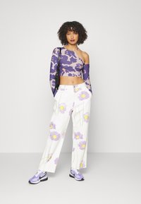 Neon & Nylon NEO LUCY SHOULDER CROPPED - Camisola de manga comprida - blue iris