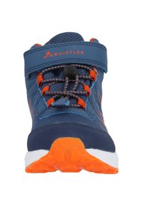 Blå vandringsskor med orange detaljer, strukturerad ovandel, justerbart remssystem och gummisula med ett mönstrat mönster för bra grepp.