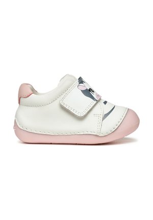 Weißes Lederschuh mit einer rosa Gummisohle, ausgestattet mit einem grauen Mausdesign und einem Klettverschlussriemen. Abgerundete Spitze mit Nähten.