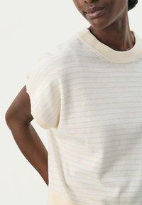 Lyscreme sweater med lyseblå striber, korte ærmer, ribbet halsudskæring og struktureret stoff. Casual pasform med en afslappet silhuet.