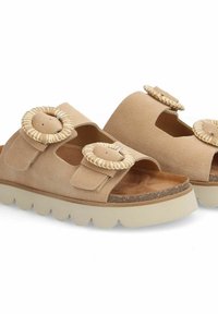 Sandali in suede beige con due cinturini rotondi decorativi, punta aperta e una suola spessa color crema con superficie texturizzata.