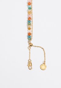 Pulsera de cadena de oro que presenta cuentas redondas de múltiples colores (rosa, naranja, verde, azul) y un broche de langosta con una etiqueta circular para el cierre.