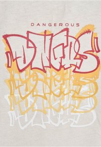 Lys grå bomulds T-shirt med fed rød, gul og hvid graffiti-inspireret tekst. Teksten siger "DANGEROUS" med lagdelte design.