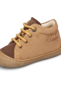 Hnědé semišové dětské boty se žlutými tkaničkami, kulatou špičkou, kontrastními horními panely a flexibilní gumovou podrážkou.