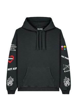 Sweatshirt à capuche noir avec poche avant. Présente divers graphiques en blanc et des accents colorés sur les manches, y compris du texte et des motifs.
