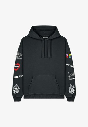 Mustan kapuutsiga dressipluus eespo pocketsiga. Omab erinevaid graafikaid valgete ja värviliste aktsentidega varrukatel, sealhulgas tekste ja mustreid.